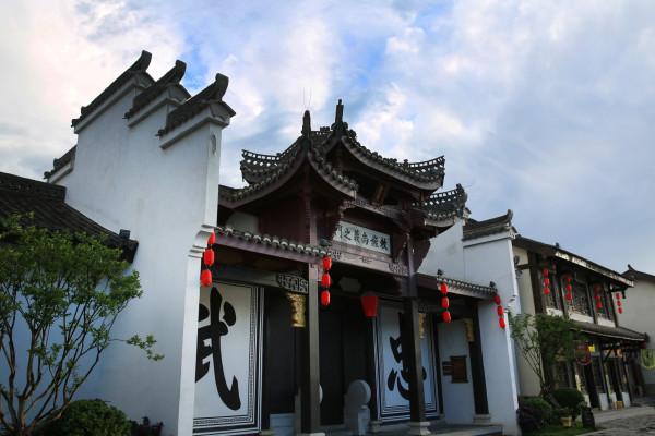 张馨予罕见衣帽间，乍一看以为在商场里，陈列摆放像是服装店
